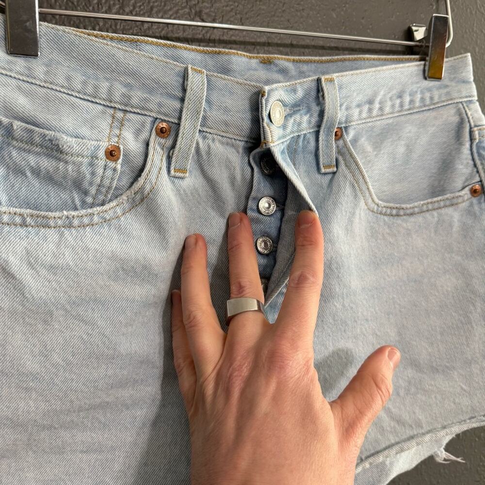 Levi's 501 Original Light Wash Raw Hem Shorts Size 27 - Picture 5 of 8
